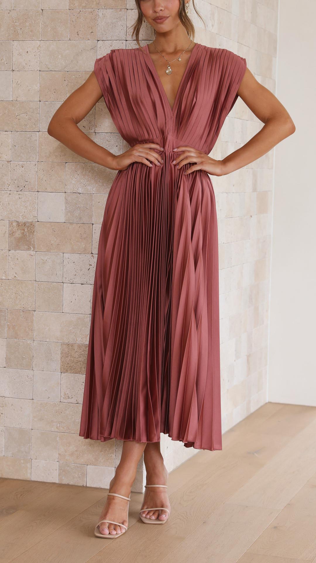 Livia | Vestido Midi Plisado Con Escote Profundo y Caída Fluida