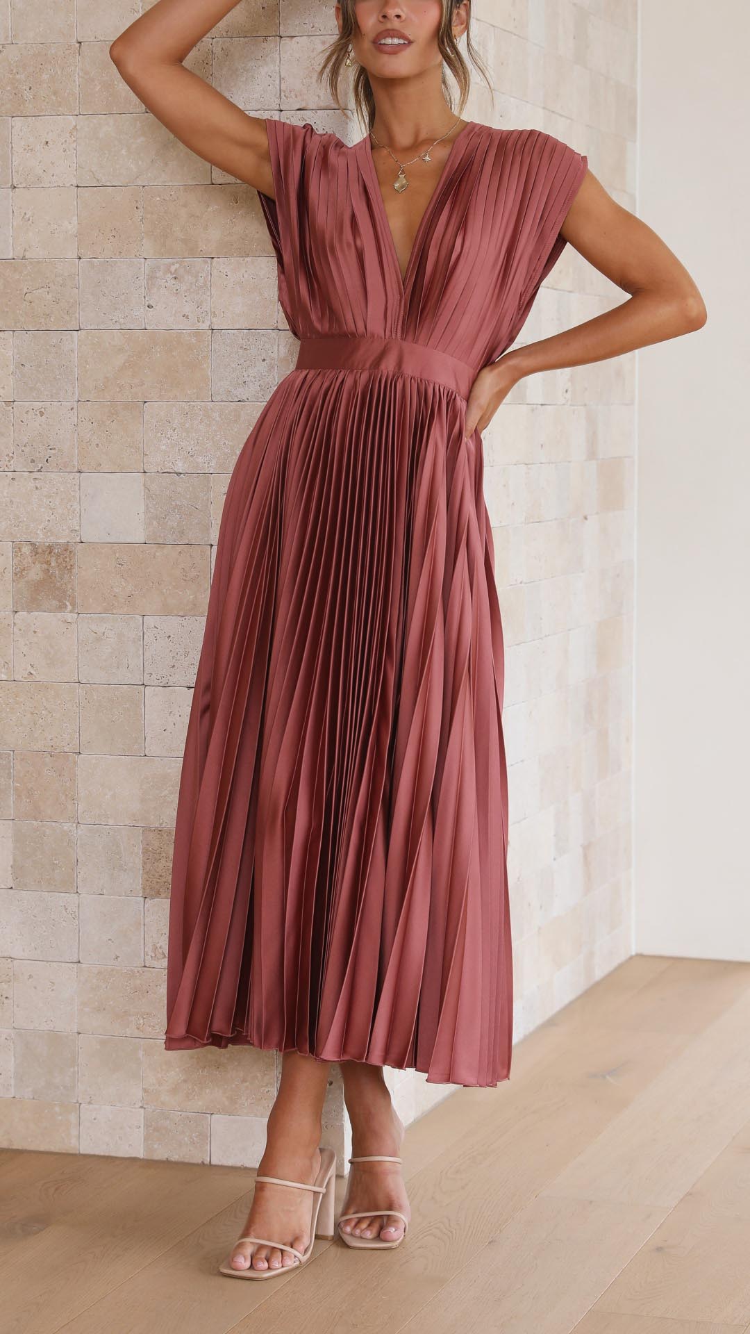 Livia | Vestido Midi Plisado Con Escote Profundo y Caída Fluida