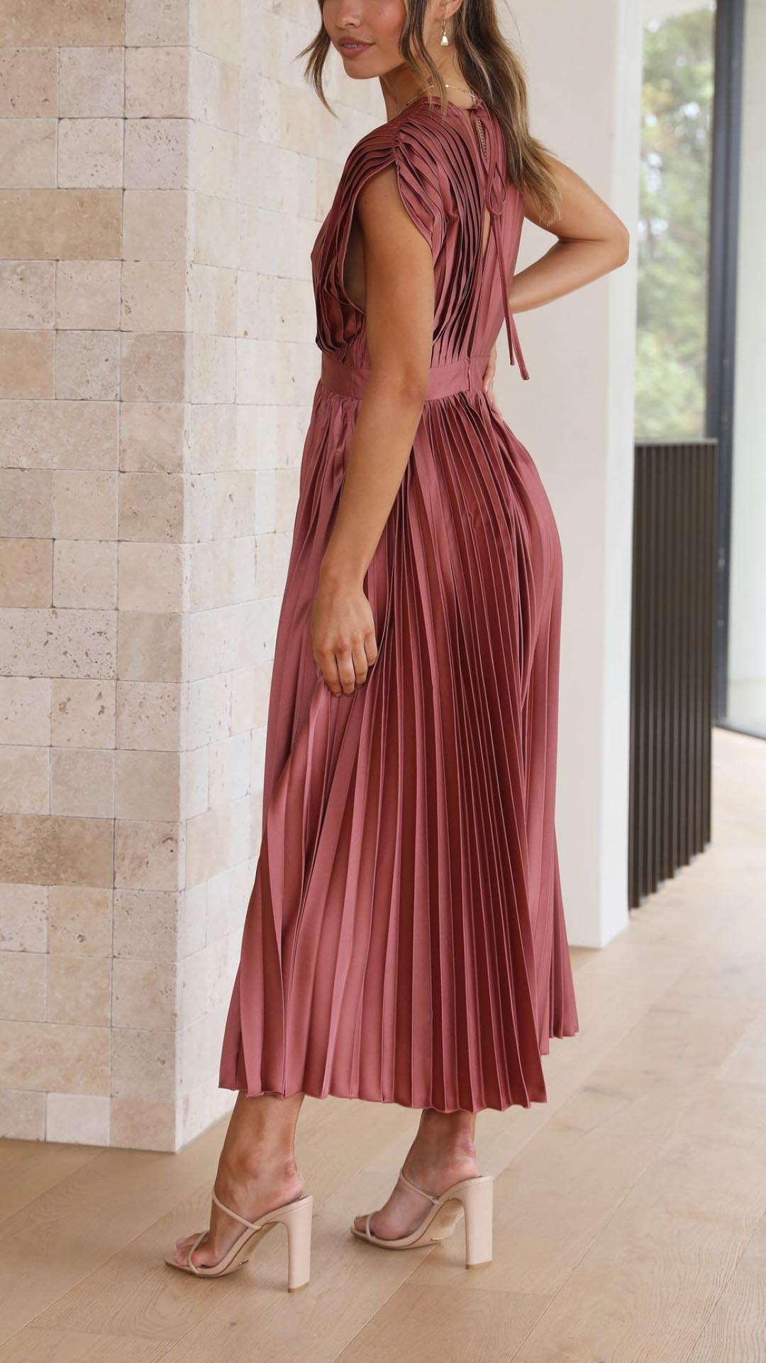 Livia | Vestido Midi Plisado Con Escote Profundo y Caída Fluida