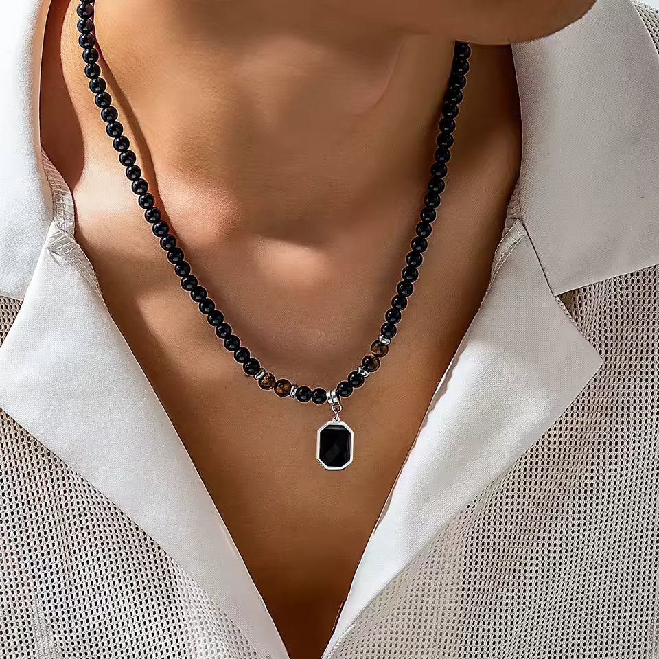 Collar de cuentas negras con colgante cuadrado