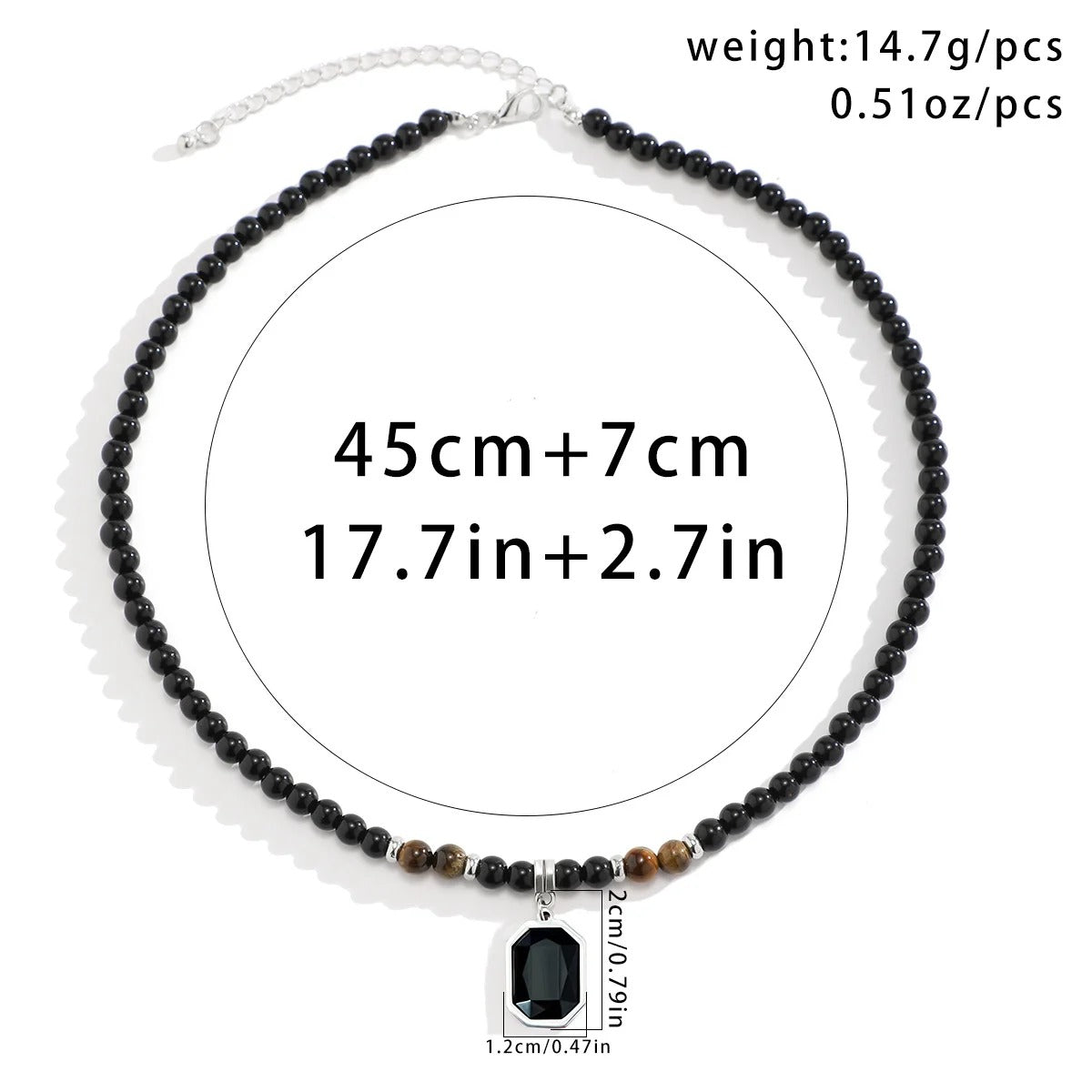 Collar de cuentas negras con colgante cuadrado