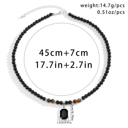 Collar de cuentas negras con colgante cuadrado