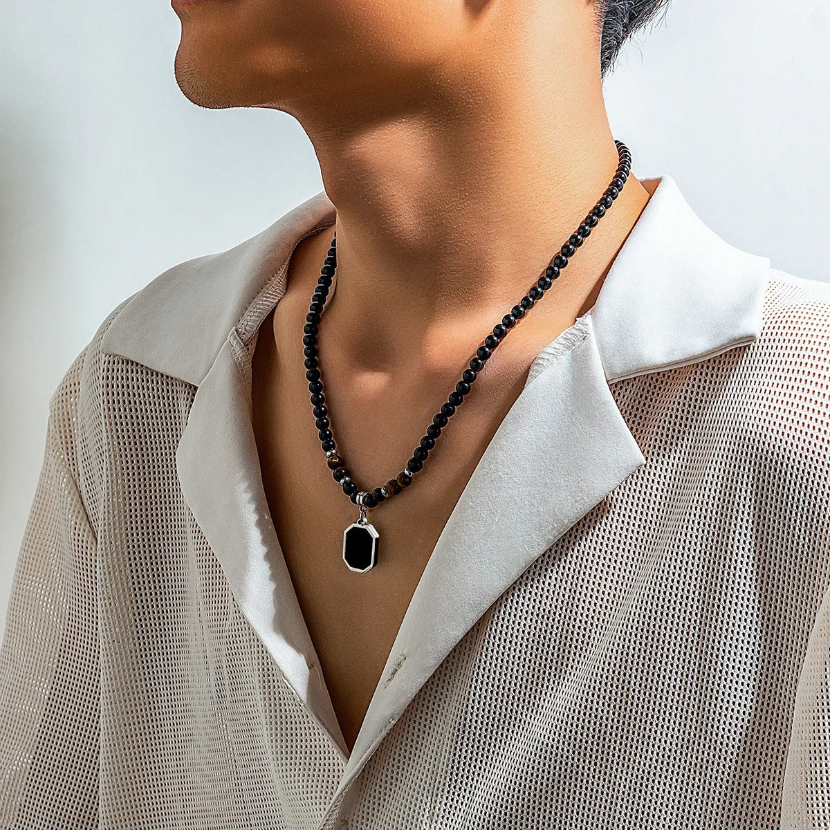 Collar de cuentas negras con colgante cuadrado