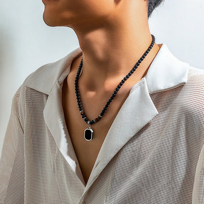 Collar de cuentas negras con colgante cuadrado