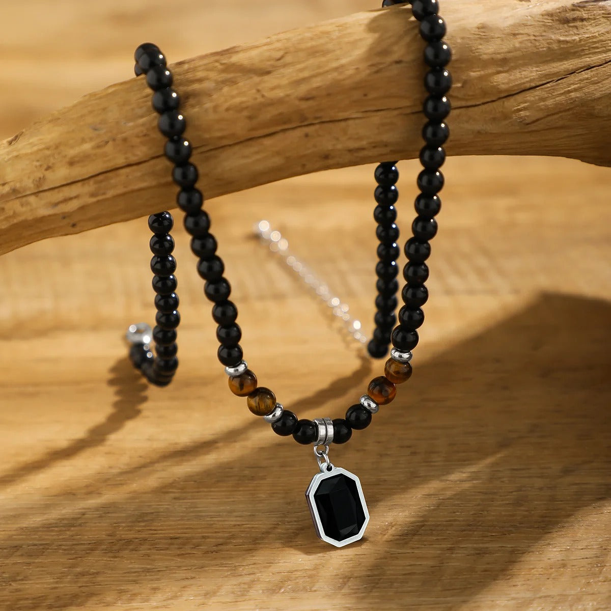 Collar de cuentas negras con colgante cuadrado