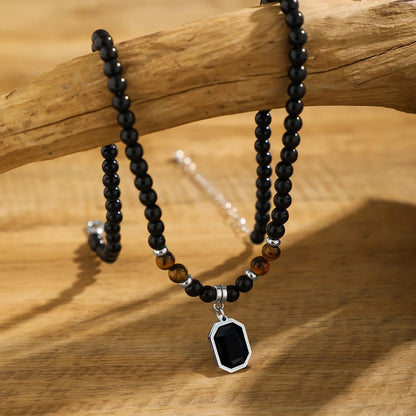 Collar de cuentas negras con colgante cuadrado