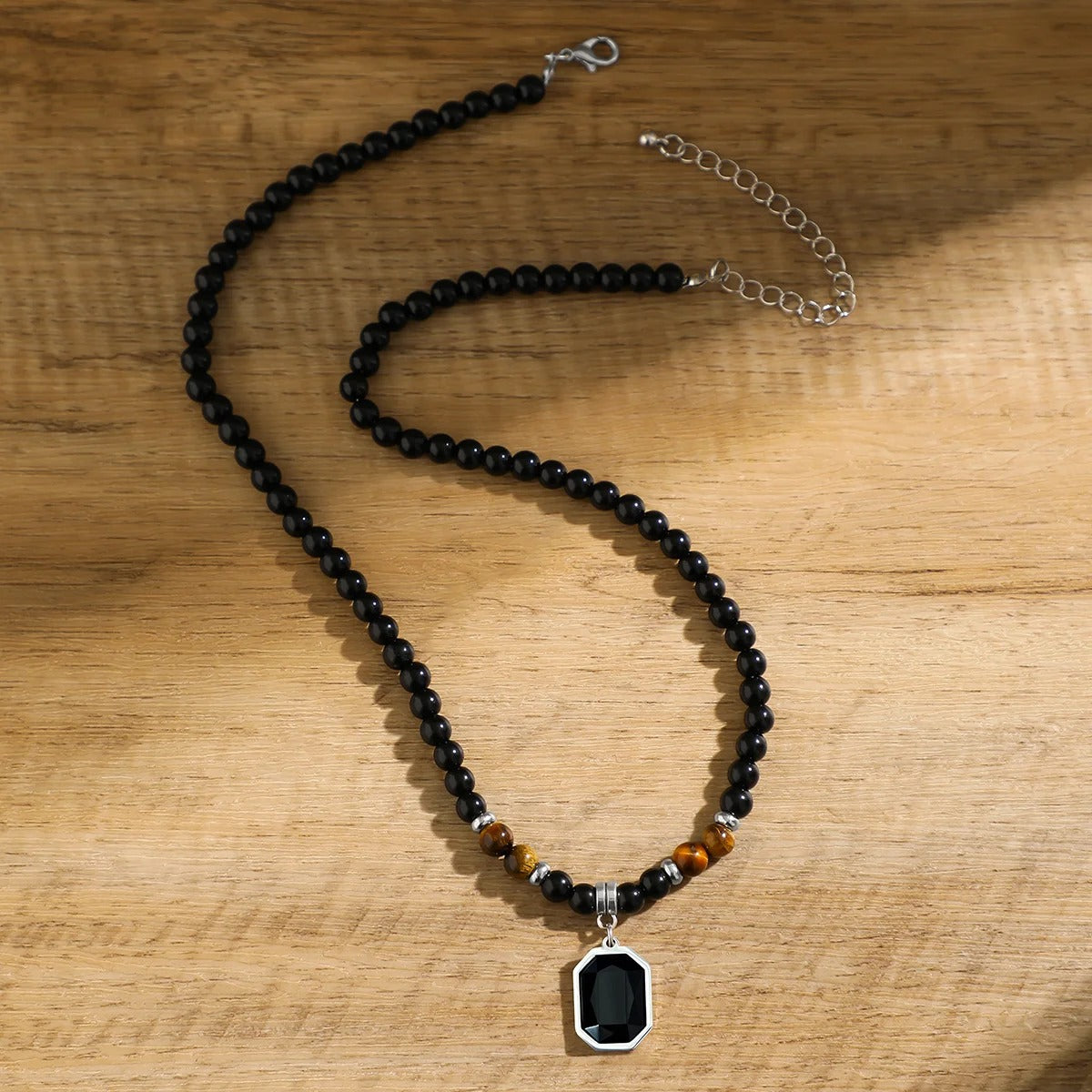 Collar de cuentas negras con colgante cuadrado