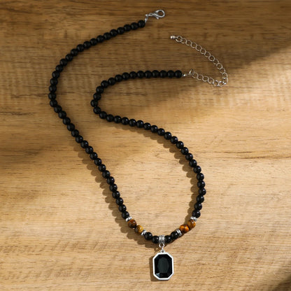 Collar de cuentas negras con colgante cuadrado